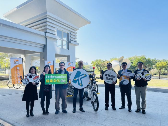 高雄大學攜手高市交通局、微笑單車，率南部之先，導入 YouBike 電輔微型調度車，展現綠色交通 × 校園永續行動力